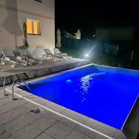Villa Oasis Swimming Pool *